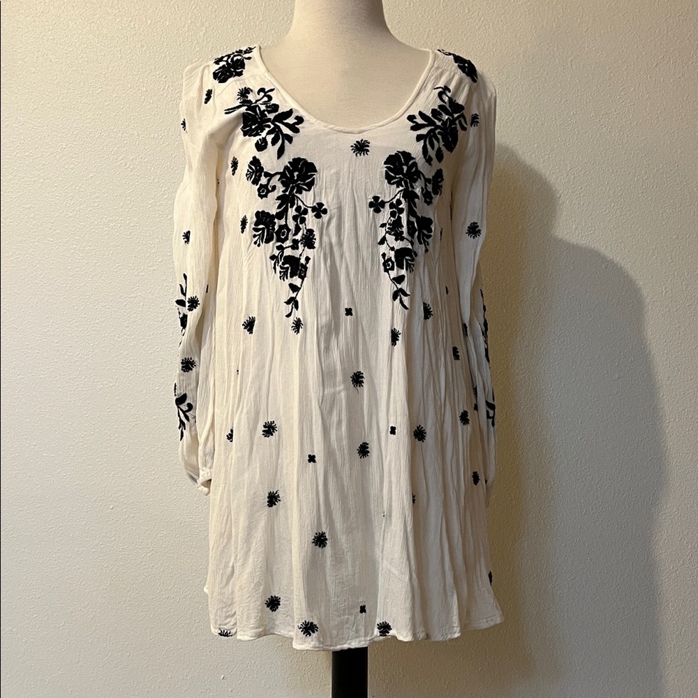 Free People Embroidered  White and Black Women's Tunic top, fits women’s S/M